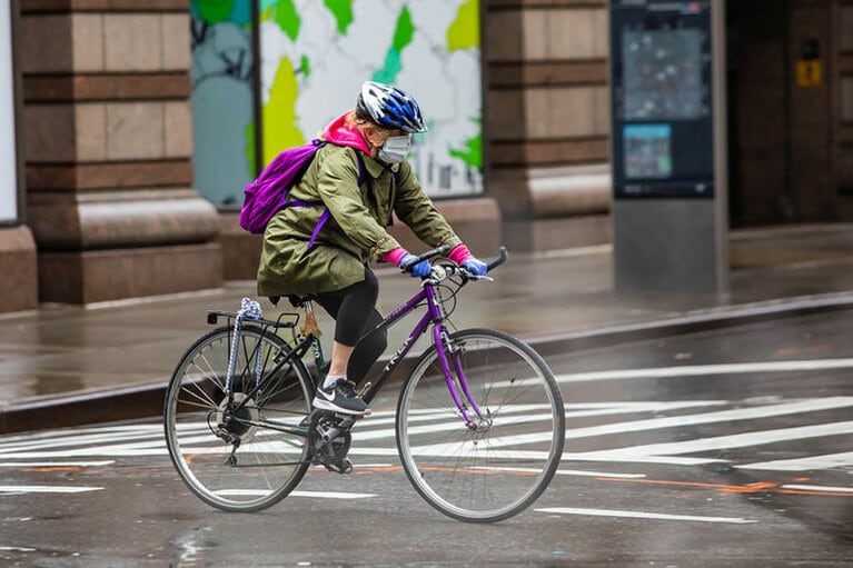 マスクを着用して自転車に乗るニューヨーカー。©Ivan Kokoulin, 123RF