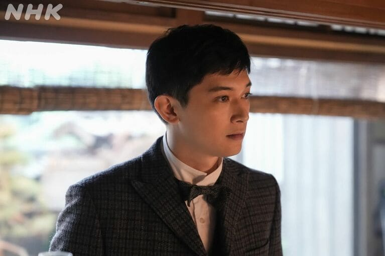 ヘブンの熊本行きを告げられた錦織は、頭が真っ白になってしまう（『ばけばけ』公式Instagramより）