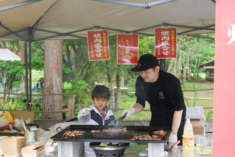 塩尻市の焼肉店、東山食堂のブース。