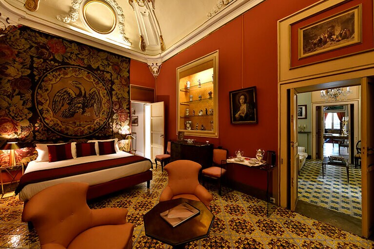 応接間やチェスのサロンなどがあるメインフロアのスイート。ベッドルームのインテリアには、貴重な調度品が。