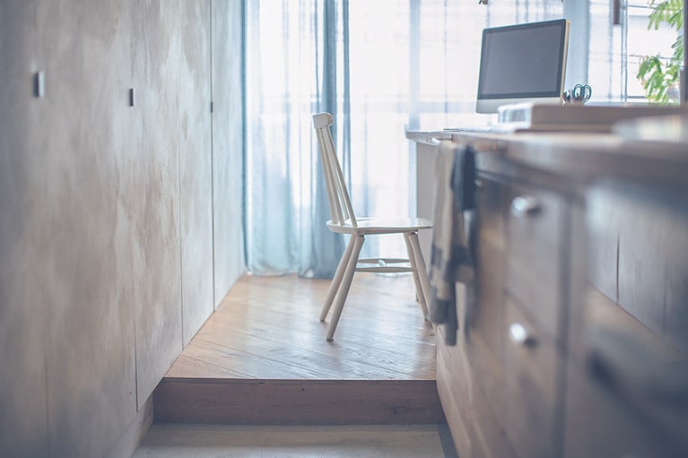 立ち仕事のキッチン部分は床を一段下げて使い勝手よく。