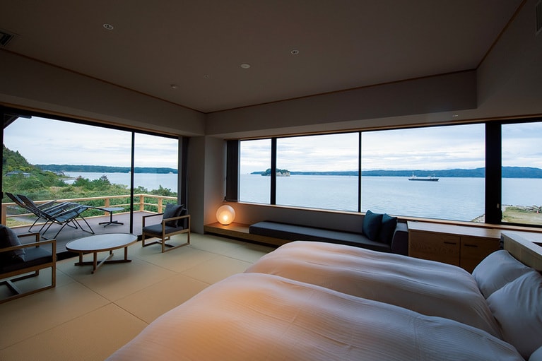 サウナとバルコニー付きの特別室「SUSO」。全8室オーシャンビューで家具はすべてオリジナル。（一 能登島　石川）