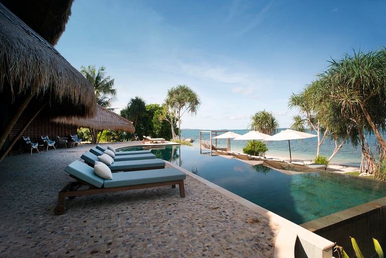 眺望のいいメインプール。他のゲストとの交流も楽しく、ヴィラ内にプライベートプールがあっても、皆ここに集まります。