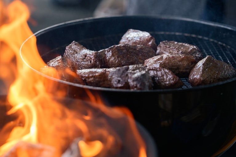 炭火で豪快にグリルされるお肉は見ているだけで食欲がそそられる。
