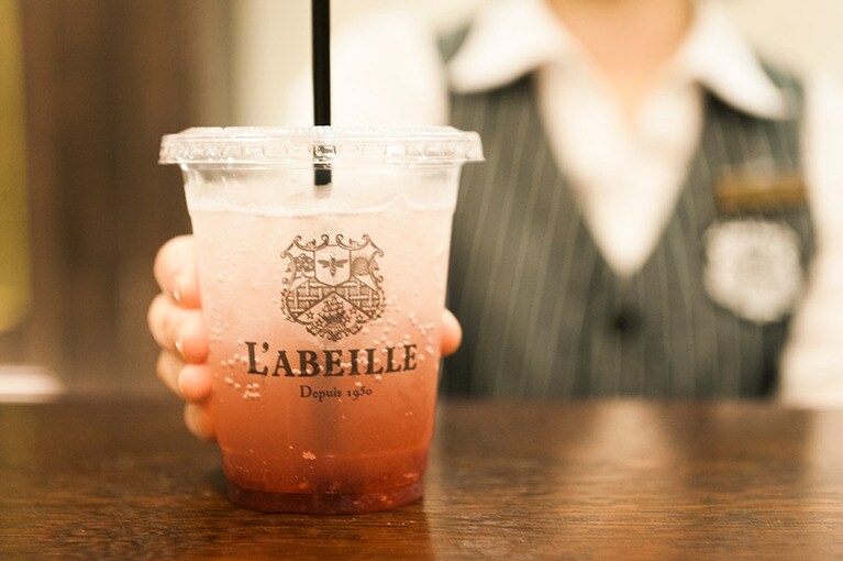 ハンガリー産アカシアのハチミツと、ラズベリーの甘酸っぱさがクセになる「ラズベリーの炭酸割り」500円(税込)。「はちみつマリナード」は、水割り、お湯割り、ソーダ割り、紅茶割りを選べる。※紅茶割りはプラス50円