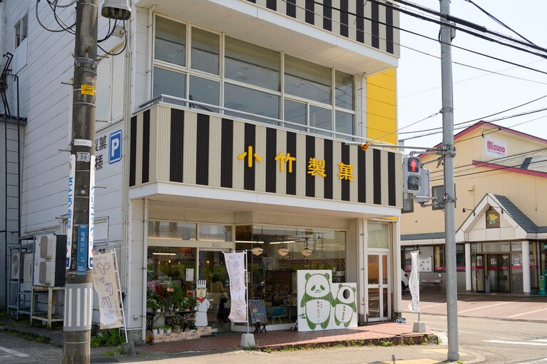 地元の人はもちろん、県外からやってくる人も多く、トレーをてんこ盛りにしてレジに並びます。この日は小田原からクルマで来た人も！