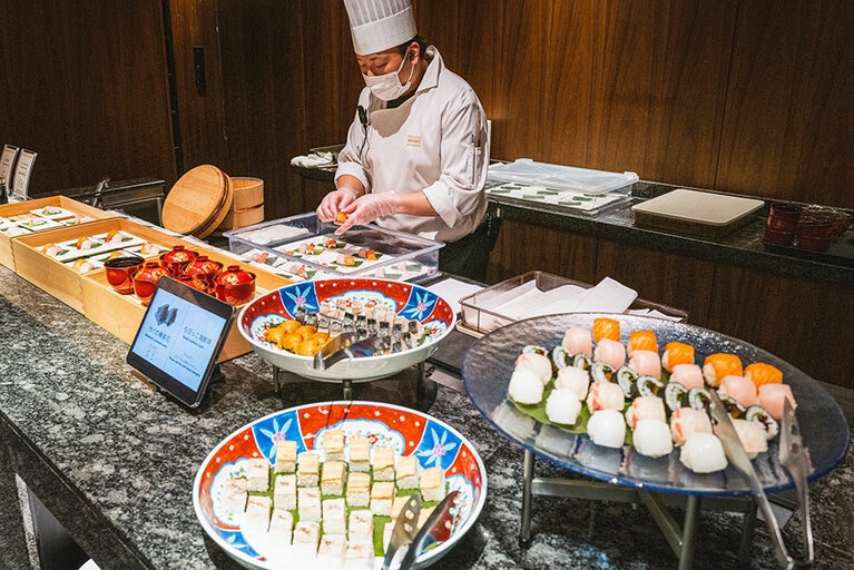 てまり寿司をその場で握ってくれます。