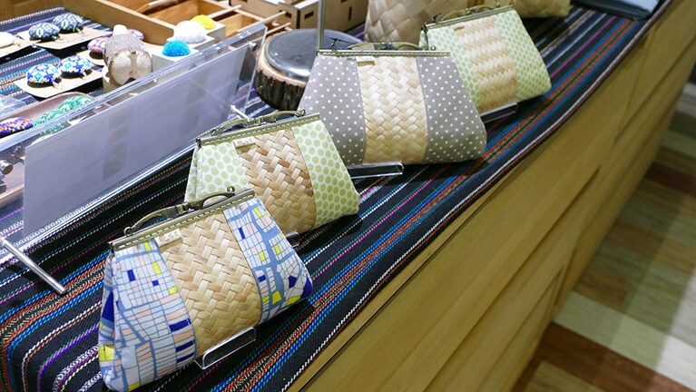 伝統的な素材を現代風にアレンジしたアイテムです。