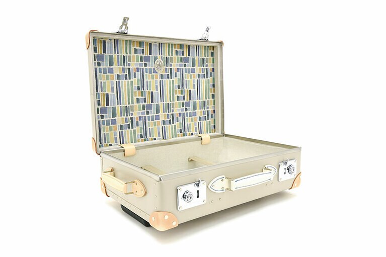 トロリーケース H42×W58×D18cm 225,000円／グローブ・トロッター(グローブ・トロッター 銀座)