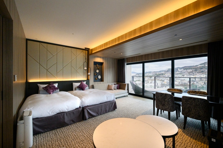 シティービューのスイートルーム。長崎市内の街並みを一望できる。