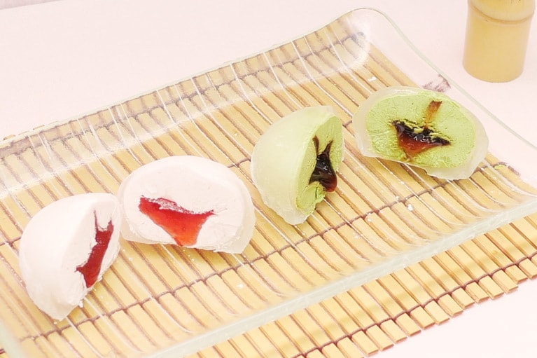 「アイスドルチェ 苺クリームのアイスわらび餅 ～あまおうソース入り～」「同 抹茶クリームのアイスわらび餅 ～黒蜜ソース入り～」共に260円。