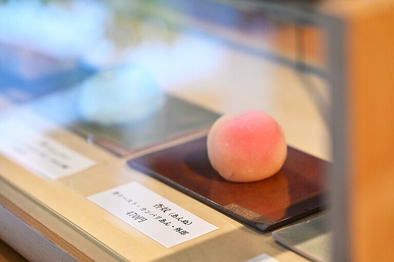 季節の生菓子が4種ほど並ぶ。