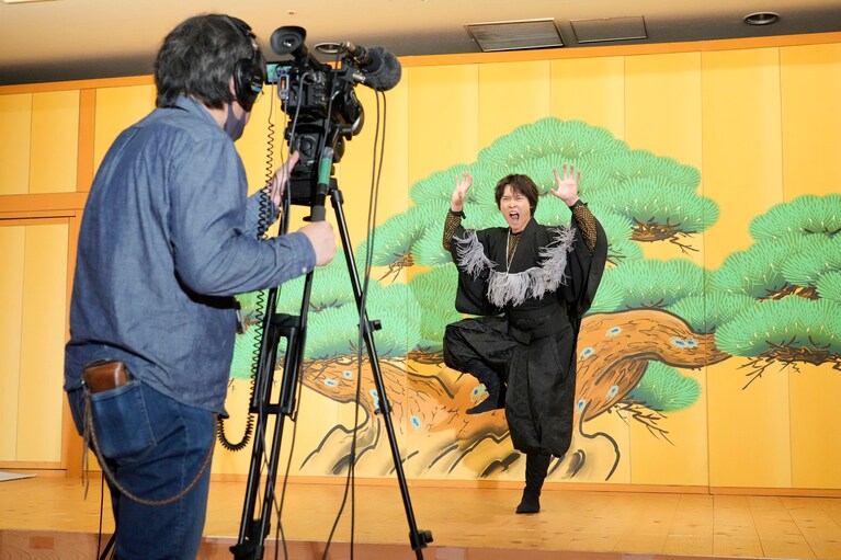 がぶを意識した衣裳をまとった誠お兄さん　©松竹