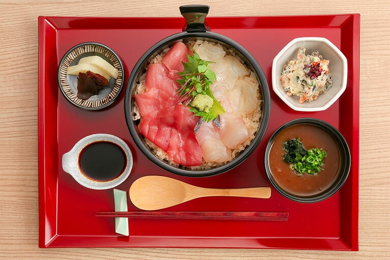 近大 紅白手桶寿司 2,000円／近畿大学水産研究所　はなれ