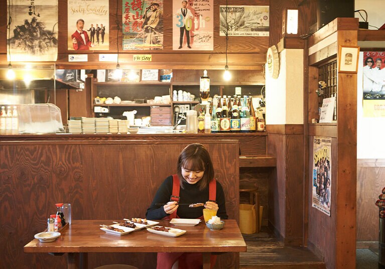 店内にはCKBをはじめ、夫婦が好きな音楽関連のポスターがたくさん貼ってある。