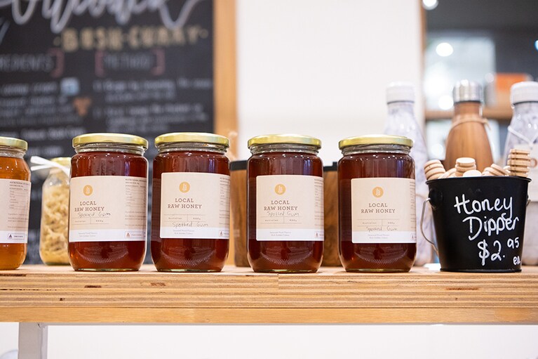 自然のおいしさが詰まった地元産の生はちみつ AUD9.95。