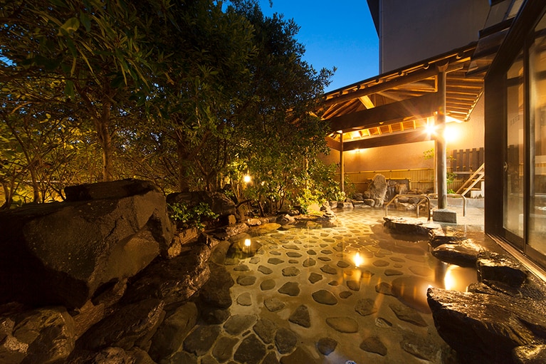 和の風情漂う庭園露天風呂。夜は星を眺めることも。