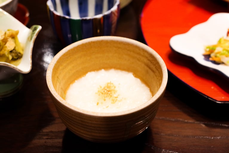下田（しただ）のコシヒカリを源泉で炊いた「温泉粥」は朝食の名物。