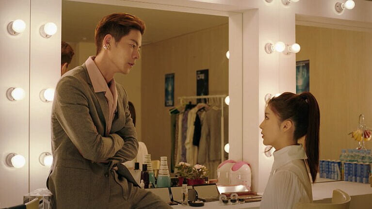 「絶対彼氏。」第1話より。ダダと人気スターのワンジュン(ホン・ジョンヒョン)は元恋人だ。