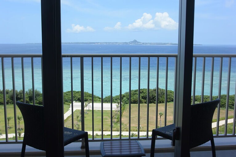 お部屋から伊江島や水納島を望みます。