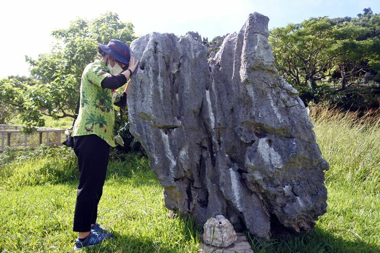 祈り石にまずはご挨拶。