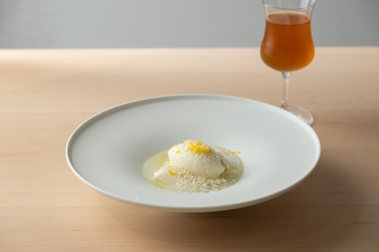 ペアリングドリンクは、和紅茶、半発酵茶、ルイボスティーにベルガモットや八朔、ローズマリーを合わせた、水出しのオリジナルブレンドティーを。