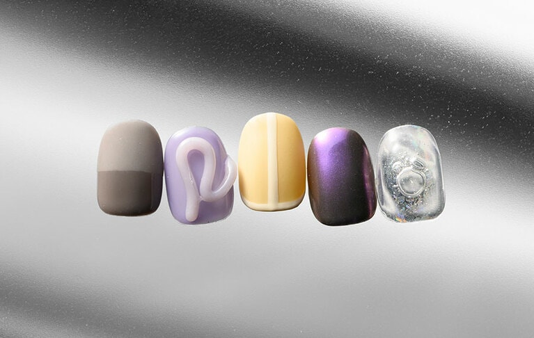 パープルが美しいモードなネイルデザイン。