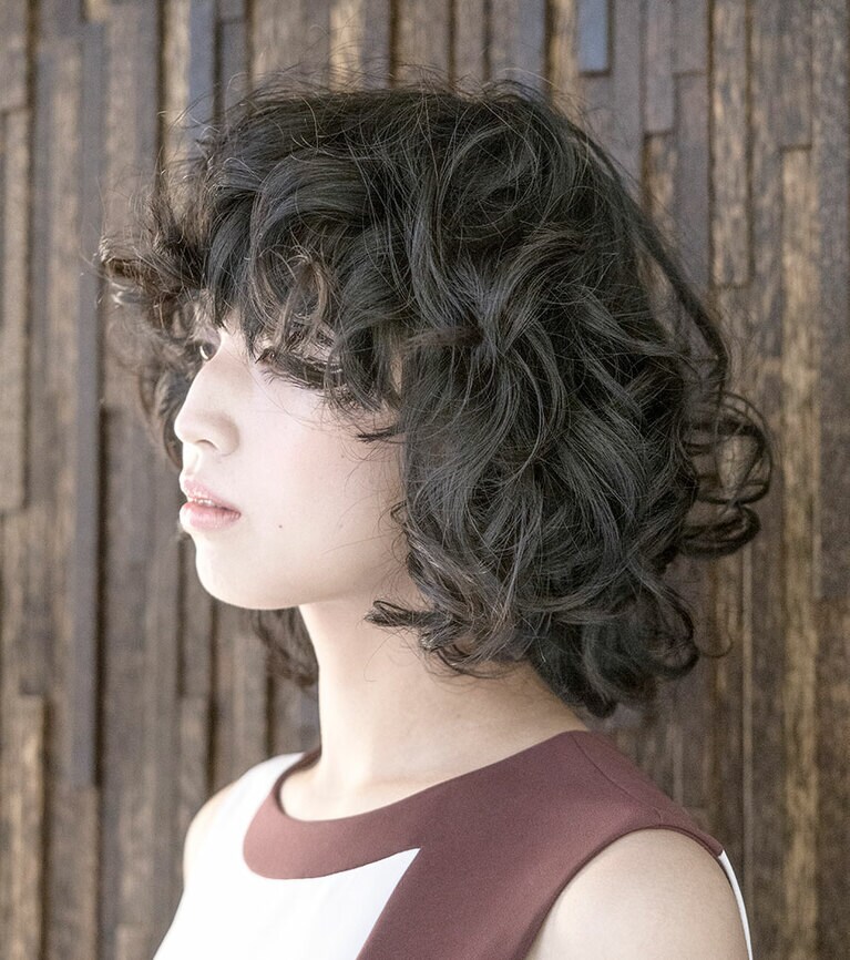 髪が根元からふんわりと立ち上がり、ツヤとハリが生まれるのがインヴァティ シリーズの魅力。作り込んだヘアも無造作なヘアも、根元のボリューム感で一気に豊かな印象に。