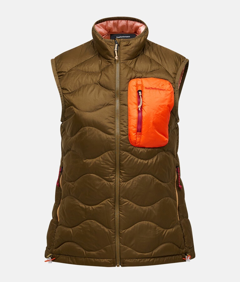 ピークパフォーマンス “ヘリウム ユーティリティ ダウン ベスト ウィメンズ”／31,900円。