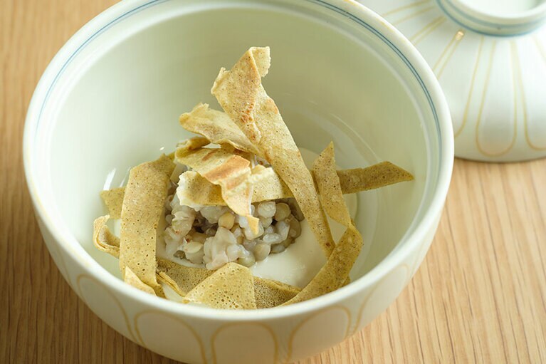 蕎麦の実と、豆腐とチーズの温かいクリーム。蕎麦粉のクリスプをあしらって。