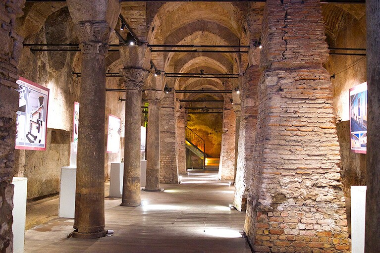 店の下にこんな遺跡があるなんて、イスタンブール恐るべし。イタリアでも遺跡が地下にあるカフェに行ったことがあるけれど、ここはきっちり博物館してる。