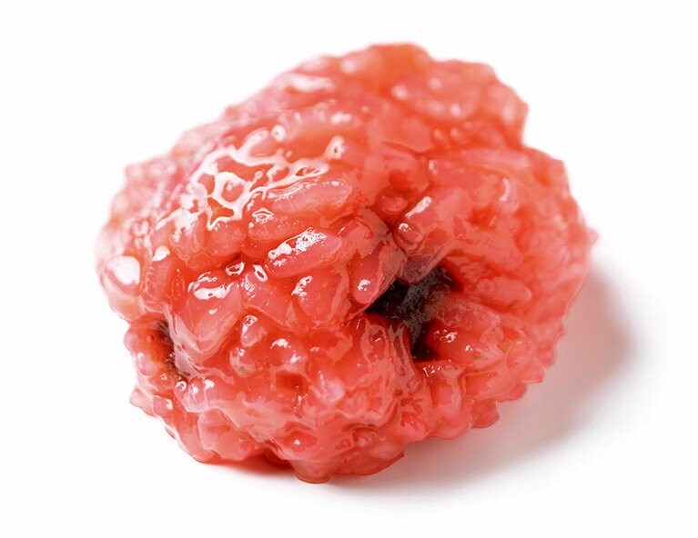 京都「小多福」梅 180円。梅肉の酸味であんこの自然な甘さが引き立つ。