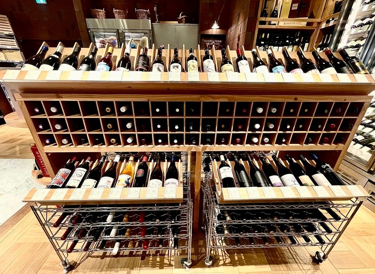 世界各国のワインが並ぶセラー。食卓にもギフトにもふさわしい1本が見つかるはず。