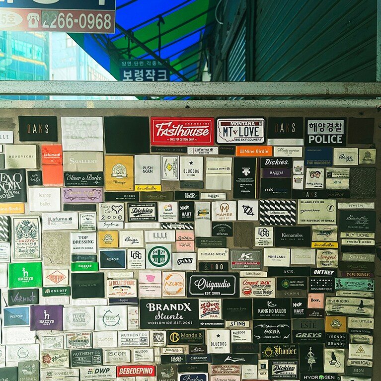 目を惹く外壁。