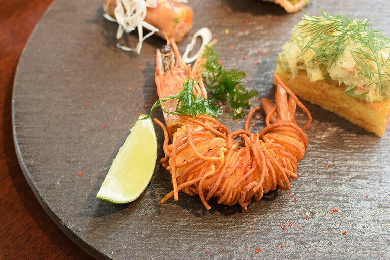 ラクサスープで煮込んだ麺を海老に巻き、カラリと揚げたもの。海老の弾力と麺のカリッとした食感のコントラストがなんとも贅沢。