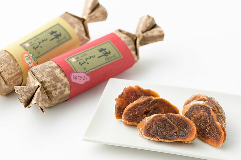 【奈良県】丹波市屋 清流庵「柿えくぼ」各800円(140g)。左から：柿まき、ラムレーズン。