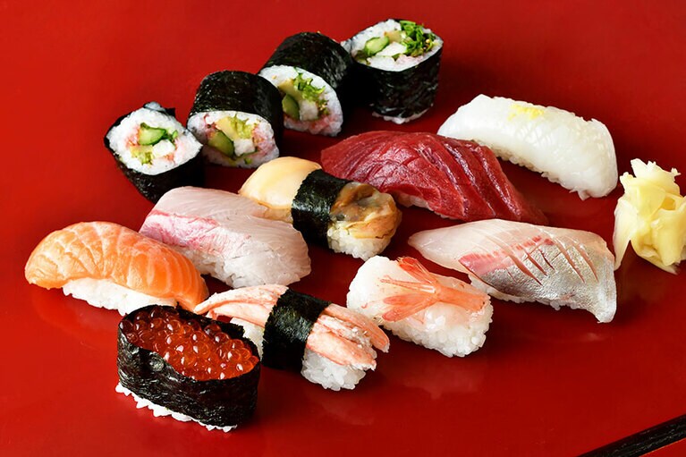 【寿司栄 総曲輪店】Bランチ(写真)は握り9貫＋巻物に味噌汁がついて2,200円。握り7貫＋巻物と味噌汁のAランチ 1,650円に好きなものをプラスしても。ランチは予約を受けつけていないため行列になることも多いけれど、並ぶ価値あり。