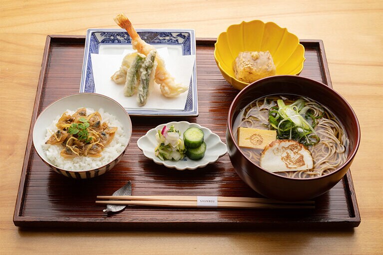 浮世絵御膳 2,800円 (平日)、3,500円 (土日祝)。 ※土日祝のみ刺身付き。