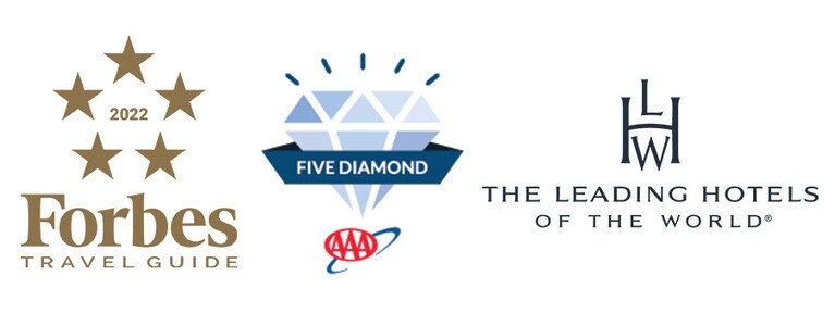 〈右〉「ザ・リーディングホテルズ・オブ・ザ・ワールド」。〈中央〉「AAAファイブダイヤモンド」。〈左〉「フォーブストラベルガイド 2022 ファイブスター」。