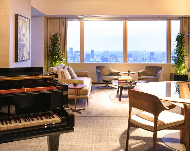 今回のリニューアルでは客室を6室減らして全171室に。こちらは、広さ160㎡のスペシャリティスイート「ディプロマット スイート」。