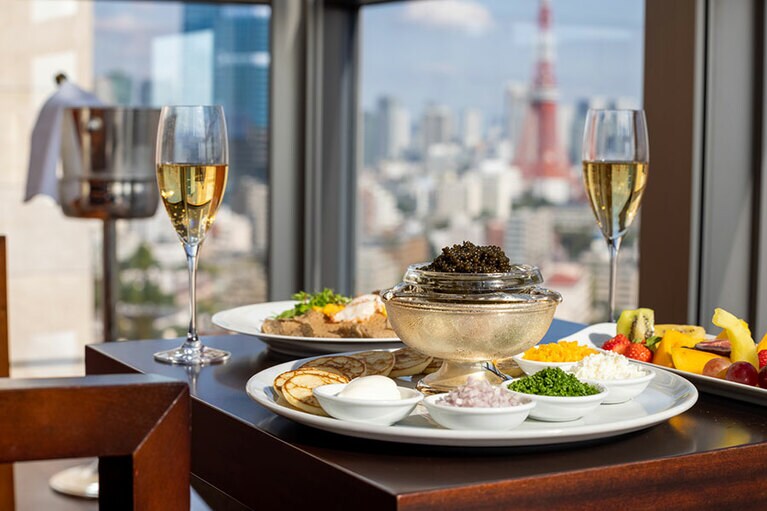 プレジデンシャル スイート プランでのインルーム ラグジュアリーブレクファスト。