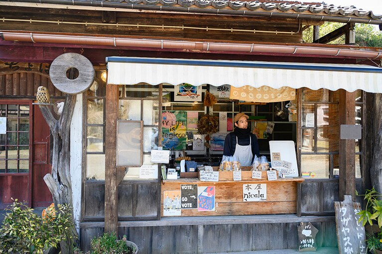 木造一軒家の一角で、丹精込めてつくられるドーナツにほっとひと息。