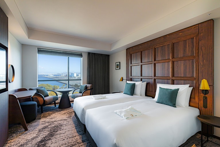 客室の一例「Classy」。どの客室も機能的ながらもゆったりとくつろげる上質な造りで、窓からは刻々と変化する横浜の表情を満喫できる。