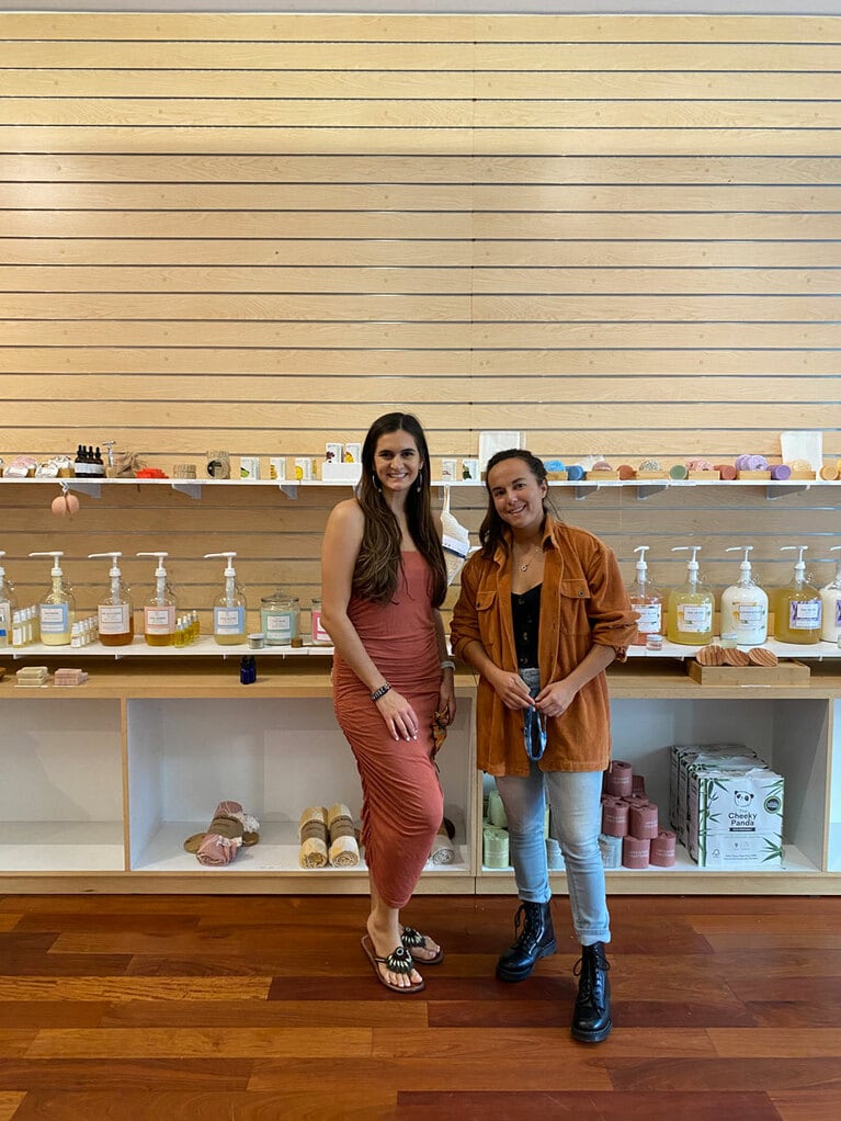 女性オーナーのジリアン(左)とハンター(右)の2人で始めたビジネス。毎日使うものだからこそ、むだを無くすことで大きな結果につながるといいます。まずは小さいことから始めてほしい、と。