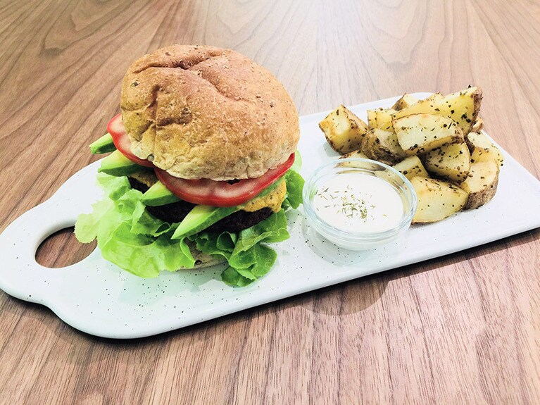 がっつり食べても罪悪感を感じない「酪梨佐芒果辣醬漢堡(285元)」。