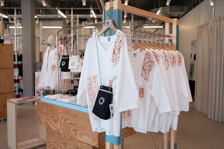 製作に苦労したという「鯉口シャツ」は、その分完成品への思いもひとしお。