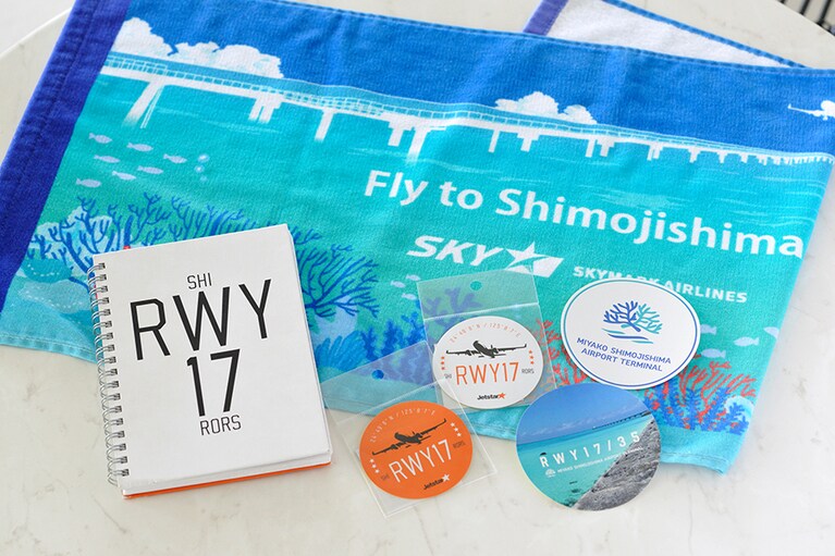 空港オリジナルグッズも。フェイスタオル 1,650円ほか。