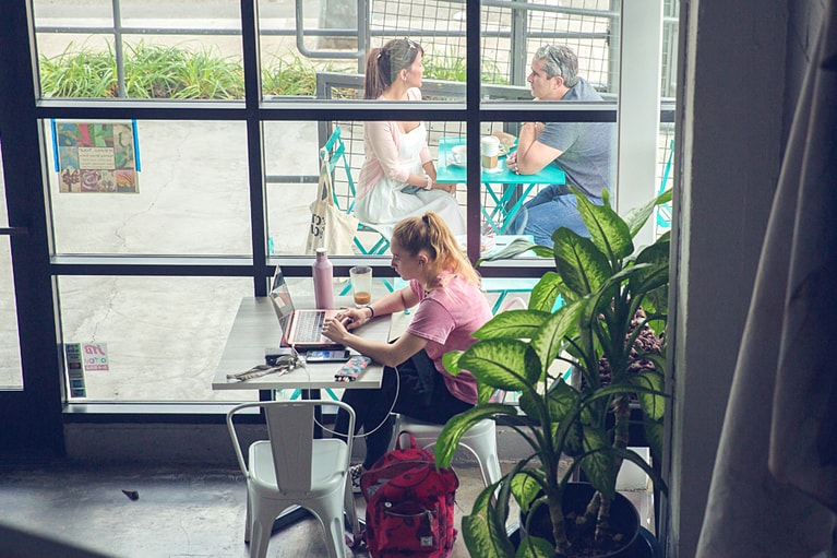 PCを広げて仕事をしているひとり客が多い。