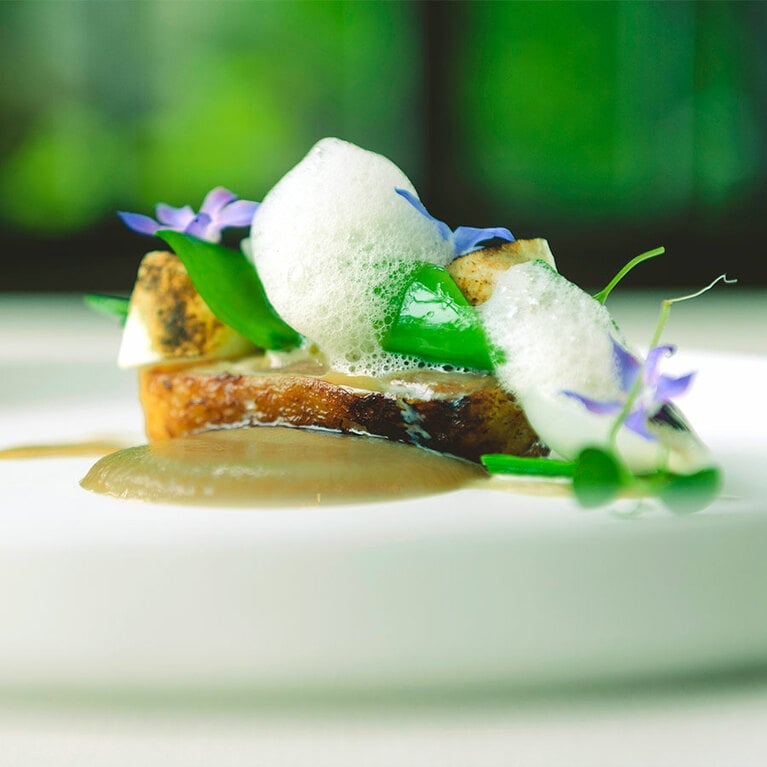 前菜：ほろほろ鳥に日向夏、チャイの泡。付け合わせの野菜は、その日の朝に収穫したもの。