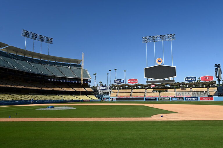 上からスタジアムを見下ろした後にグラウンドに立ってみた感想は、「意外と狭い」。座席エリアがすり鉢状になっているため、上から見下ろすと広く感じるのかも。